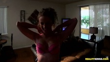 silikonowa babka porusza się na jego penisie