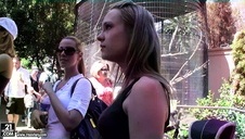 brunetka dostaje w dupę z wielkiego dildo