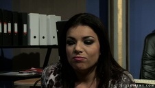 młoda blondi fajnie porusza dużą dupcią