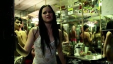 piękna blondi na czerwonej sofie