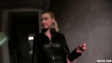 nastolatka w aucie jest dobrze traktowana