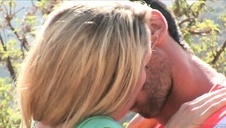 mamuśka chce spróbować młodego ptaka