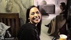 pieści się po jędrnych piersiach