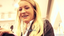 kudłata brunetka w akcji