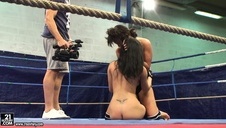 porządna masturbacja na kanapie