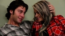 laseczka zadowala się gumowym dildo