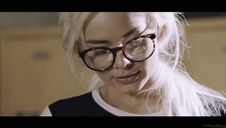 zabawia swoją cipkę nowym dildo