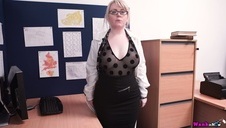 gorący milf na czarnym drągu