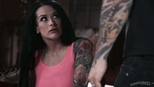 gorąca panienka wije się przed kamerą