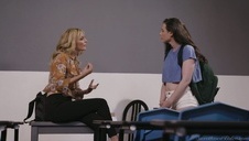 duża azjatka i budowlańcy