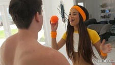 młoda dupera lubi się masturbować na ostro