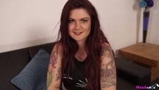 wciska stópkę w jej mokrą cipkę