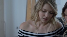 erotyczne lesbijki zabawiają się w wannie