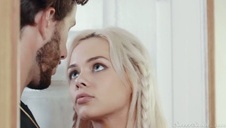 ściągnął z niej czerwone ciuszki