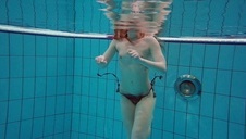 nastolatka cycata pasierbica wyruchana w sypialni przez sprośnego ojczyma