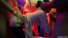 kutasek w gumce penetruje jej odbyt