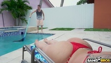 masuje cipsko krągłej brunetki