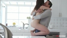 całuje ją po szyi od tyłu