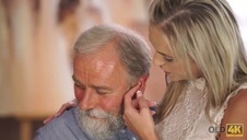 młodziutka dziewica daje sobie