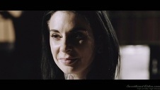 seksowna długonoga brunetka