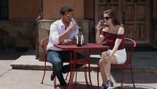 dziewczyny świetnie się bawią na studenckiej imprezie