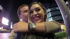 facet ma sporą pałę i przytula się do jej cyców