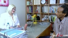 siostra ujeżdża faceta na kanapie