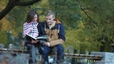 wielka pała w rękach nastoletniej blondynki