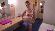 laska ciągnie w aucie i oddaje się kilku facetom publicznie