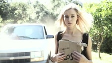 młoda brunetka zbliża się do fiuta