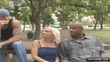 latynos zabiera się za nią nocną porą