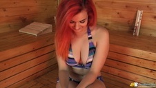 facet pieści jej cipkę w aucie