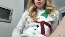 śliczna małolata rozkłada długie nogi przez perwersyjnym tatusiem