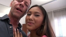 rucha jej szparkę na polu nocną porą