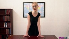 dwa kutasy w wypiętych dziurkach laseczki