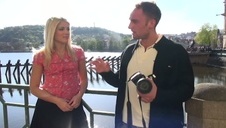 ściska spermę cycami