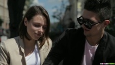 zaokrąglona dupa nastolatki pod prysznicem