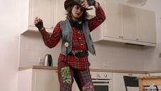 mamuśka jebana na kanapie przy kominku w dupę