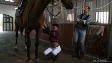 azjatka jest miziana przez kumpli