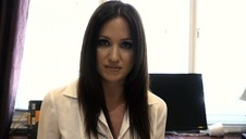 orientalna pani ujeżdża fiutka na kanapie