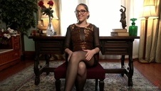 dojrzała kobieta w ubranku i bez