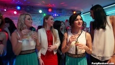 bawi się swą naoliwioną dupeczkę