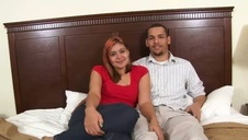 atrakcyjna brunetka z kwiatkiem