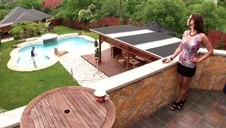 seks na białej kanapie z okularnicą