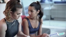 boska blondynka rozbiera się na parkiecie