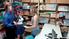 rucha azjatkę i bawi się jej biustem