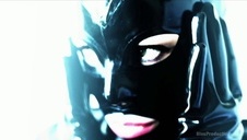 czarny zalewa blondynkę