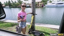 azjatka w spódnicy klęczy przed facetem