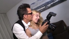 seks w salonie z analnąbrunetką