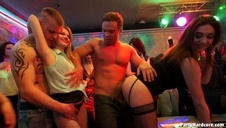 liżę cipke seksownej brunetki na obcasach